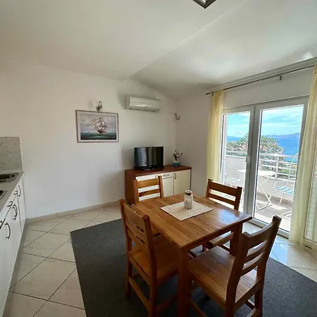 In 49889 Apartment