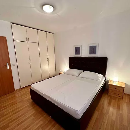 In 49889 Apartment