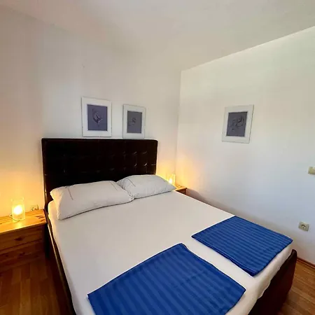 In 49889 Apartment