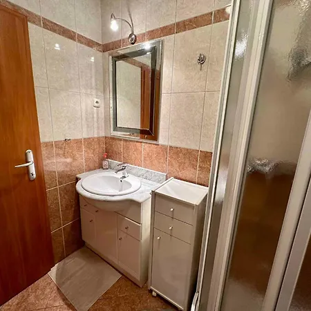 In 49889 Apartment